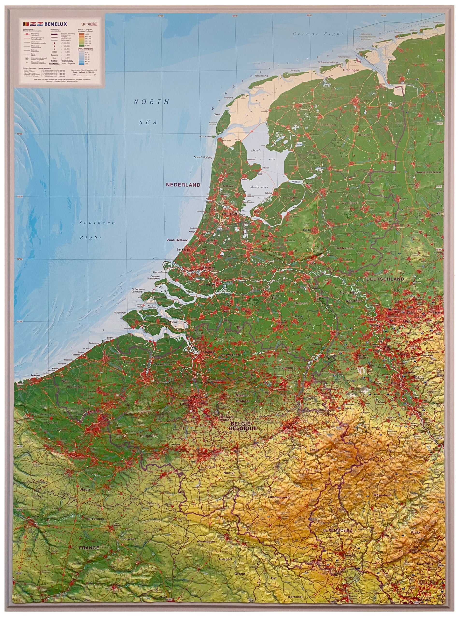 BeNeLux Reliefkarte groß