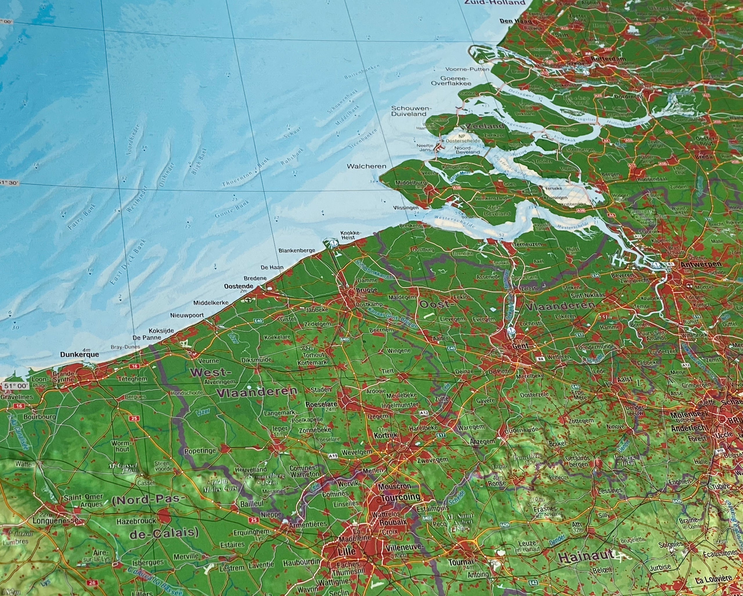BeNeLux Reliefkarte groß