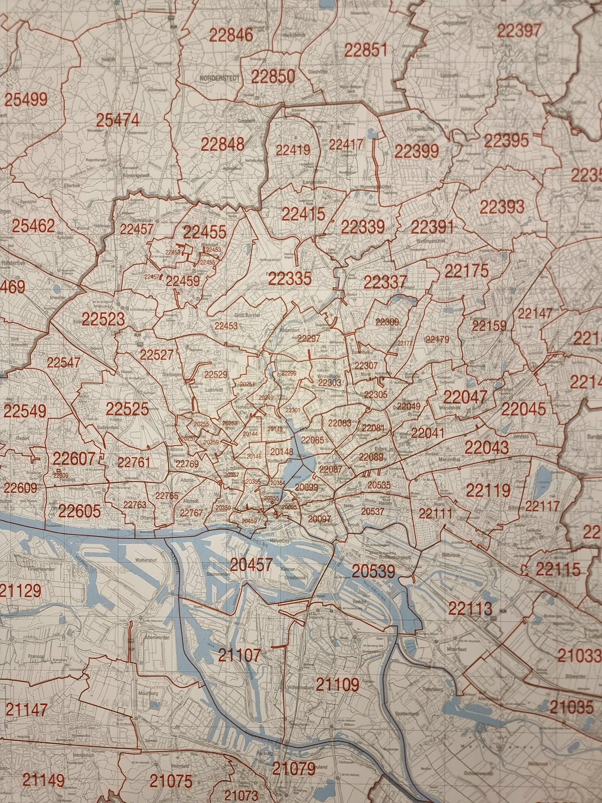 Postleitzahlenkarte Hamburg 1:60.000 gerollt